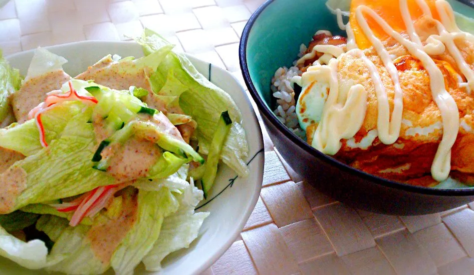 昨晩の残りのチキンステーキに目玉焼きのっけて簡単丼♪|きーりんが好きよーさん