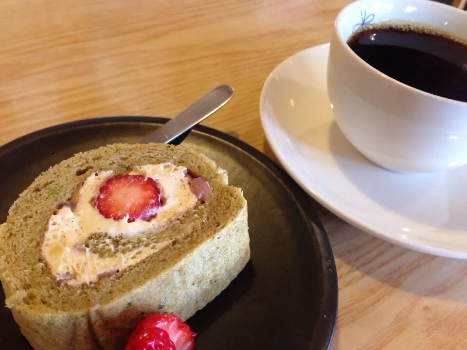 Snapdishの料理写真:イチゴのロールケーキ🍓|太田 はるよさん