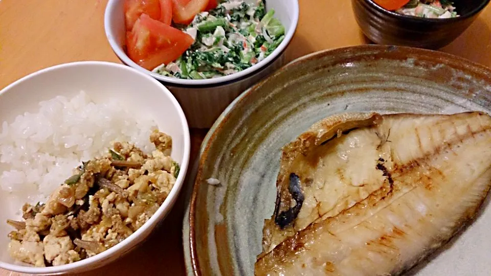 炒り豆腐丼・ほうれん草マヨネーズ和え・つぼ鯛塩焼き|天野めぐみさん