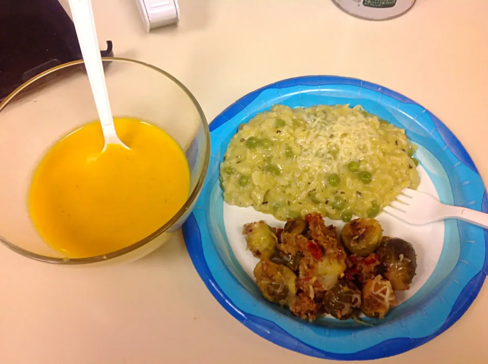 Pea and mint risotto with carrot soup and roasted brussel sprouts|Summer Smithさん