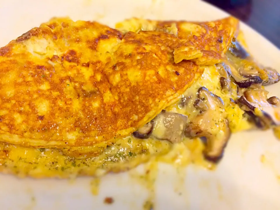 Snapdishの料理写真:Mushroom Cheese Omelette|Cj Mendoza-Palosさん