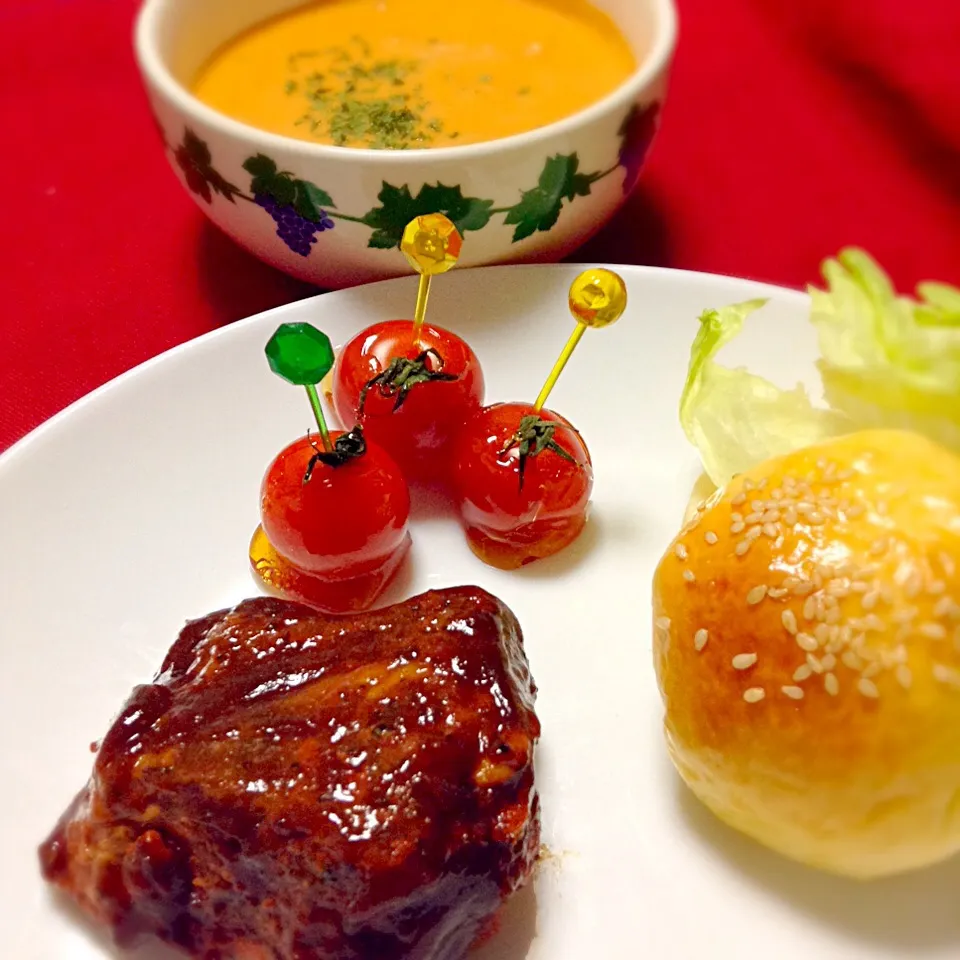 ドライラブで1日寝かせたスペアリブ・トマトキャンディ・スライダー・ビスクスープ。Dry-rubed Pork-rib, Slider, Candy Tomato, Bisque soup.|yorikoさん