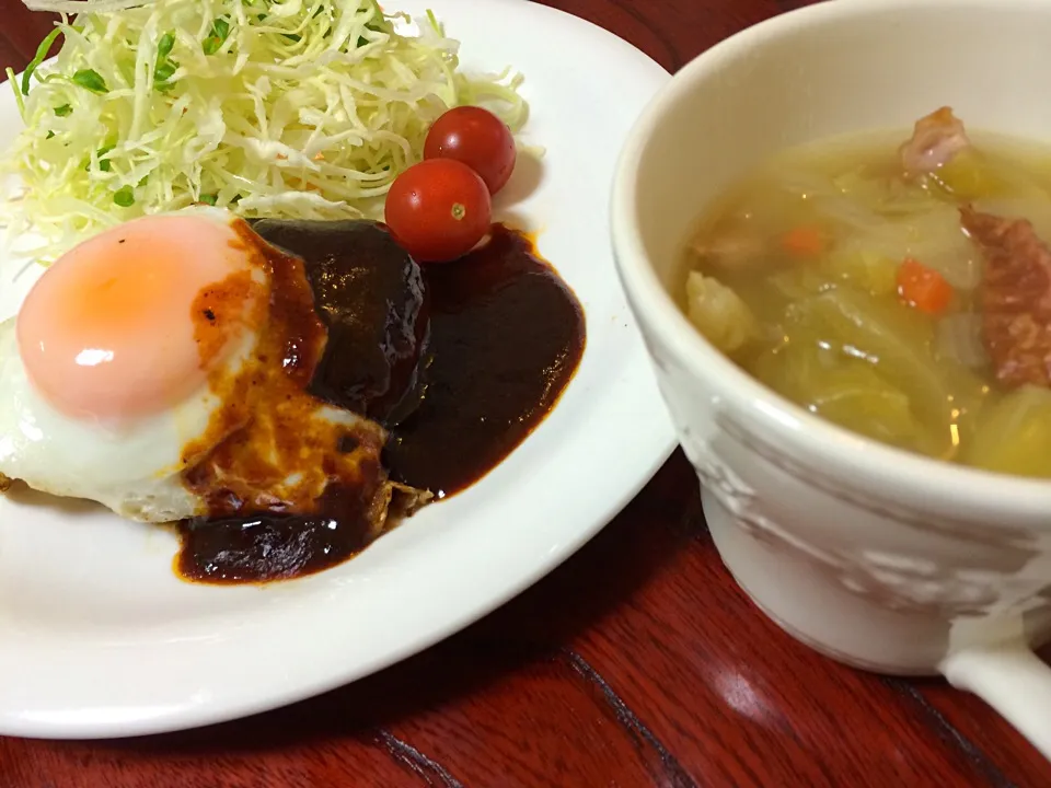 デミグラスソースハンバーグ。目玉焼き付き。野菜スープ。|Hiropanさん