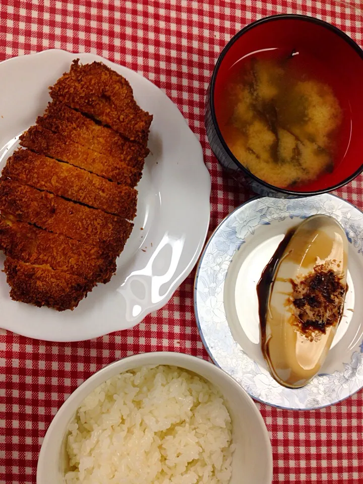 豚カツ  冷奴  玉ねぎとワカメのお味噌汁|ひとみんさん