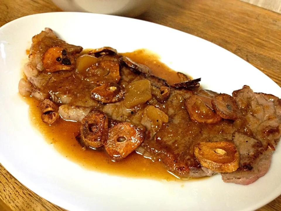 ガーリックステーキ スパイシーペアジャム&しょうゆのソースで（Garlic Steak with Spicy Pear Jam & Soy Sauce）|さっくんさん