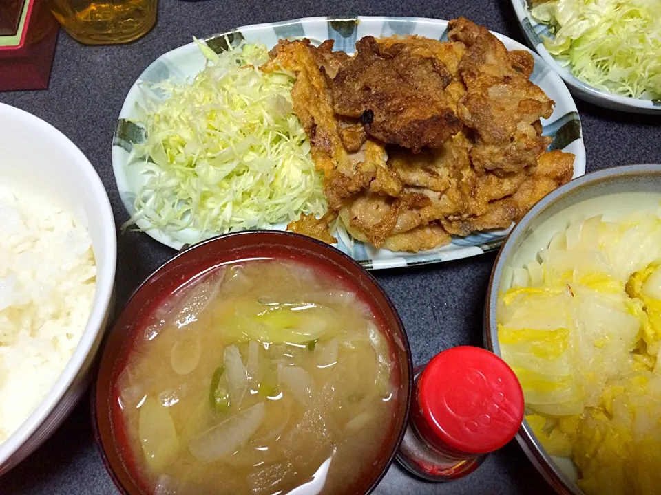 #夕飯 味の素たっぷり白菜漬物、白米、大根ネギ味噌汁、キャベツ、ピカタ。ピカタ懐かし新しい味、ピカタ。|ms903さん