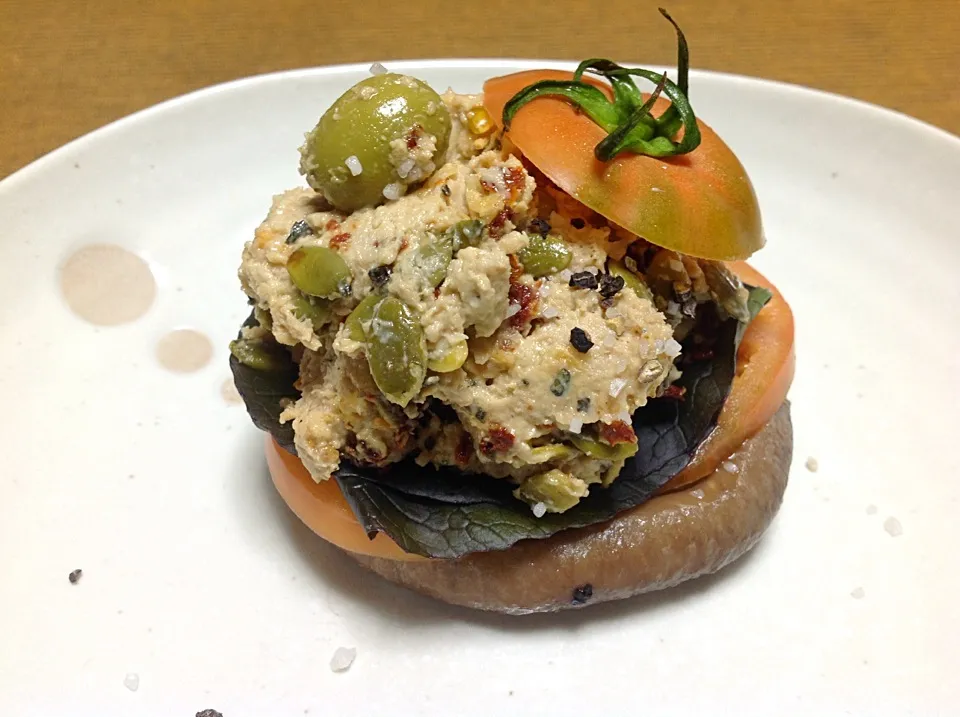 Shiitake-tomato burger....filled with soy tuna, semi-dried tomatoes, olives and pumpkin seeds!!|angieさん