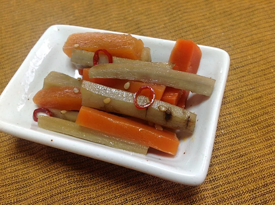 Traditional Japanese dish of carrots and burdock root! One of my favorites....|angieさん