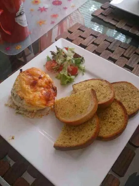 egg from the oven with melted cheese, bacon and mushrooms|Matthew NLさん