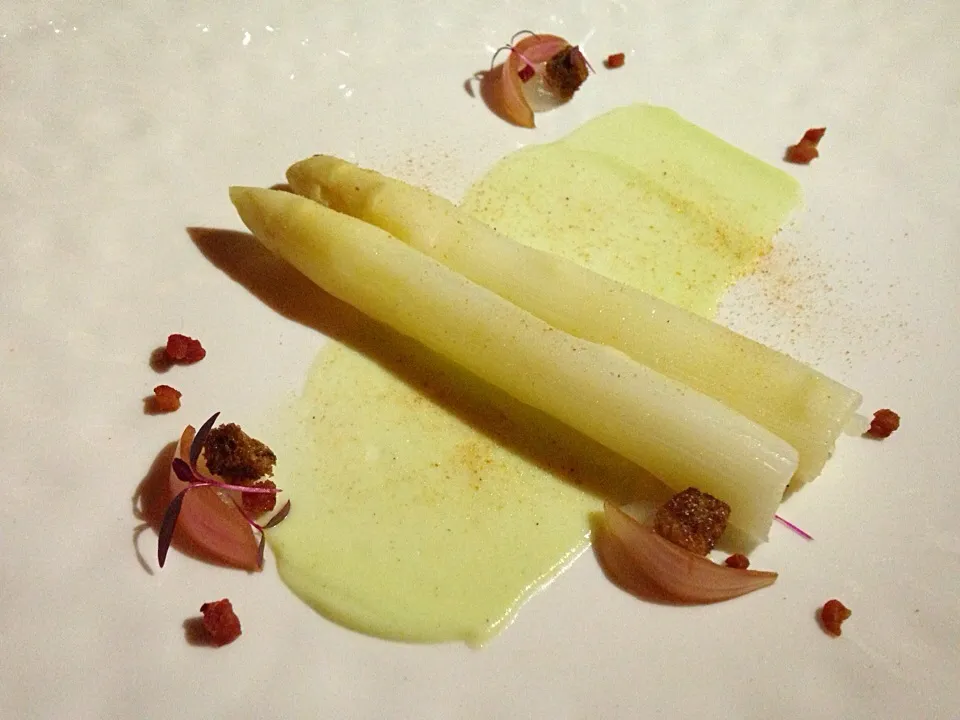 Snapdishの料理写真:White asparagus with a splash of bacon|Obeoom Jumsai Na Ayudhyaさん