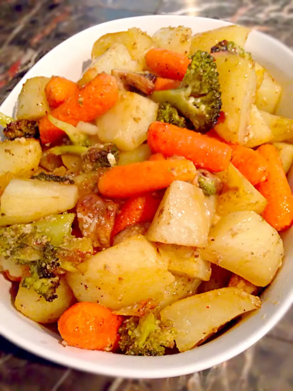 Roasted Potatoes with Carrots, Broccoli and Mushrooms|Samuel Gonzalezさん