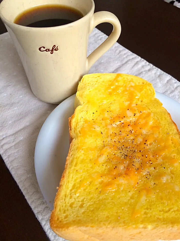 Snapdishの料理写真:野菜ジュースパンで、チーズトースト|ゆりっちょんさん