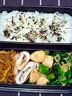 Snapdishの料理写真:お弁当（ふりかけご飯、ほうれん草と切り干し大根のお浸し、スティックブロッコリーとささみの炒め物、切り干し大根と挽き肉のカレー炒め、焼きイカ）|すーさん