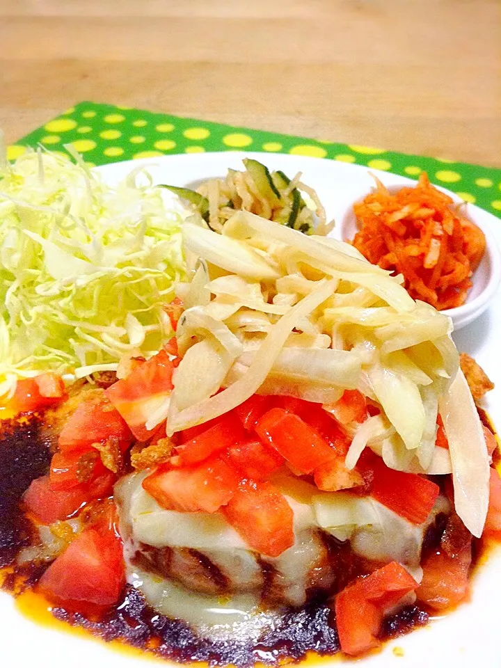 フレッシュ🍅と新玉ねぎがドッサリのったハンバーグ|かずきっちんさん