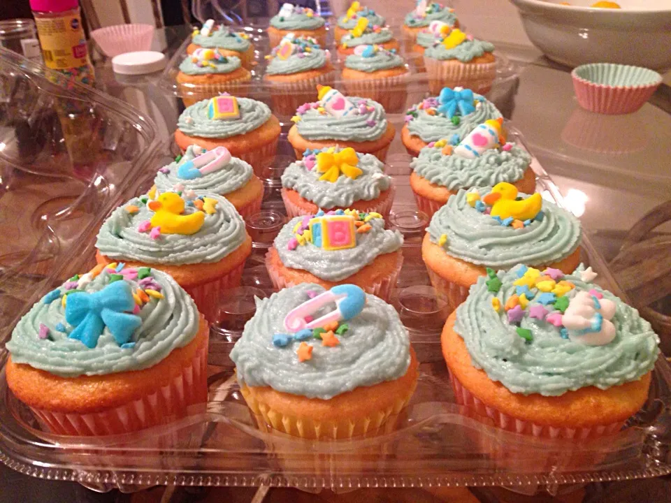 Gender reveal cupcakes!|Elle Bates Reuterさん