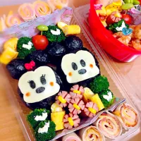 Snapdishの料理写真:キャラ弁★ミキミニおにぎり弁当♥︎