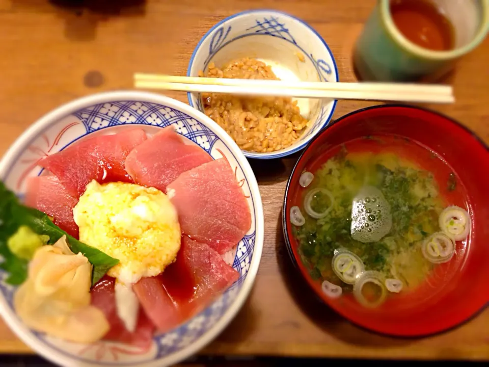 鮪トロロ丼、生海苔味噌汁、納豆|Kaneko Ryogenさん