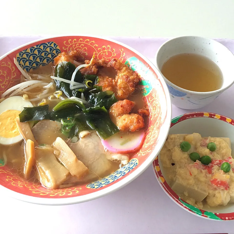 豚骨醤油ラーメン トッピング全部乗せ、高野豆腐卵とじ|maixx ใหม่さん