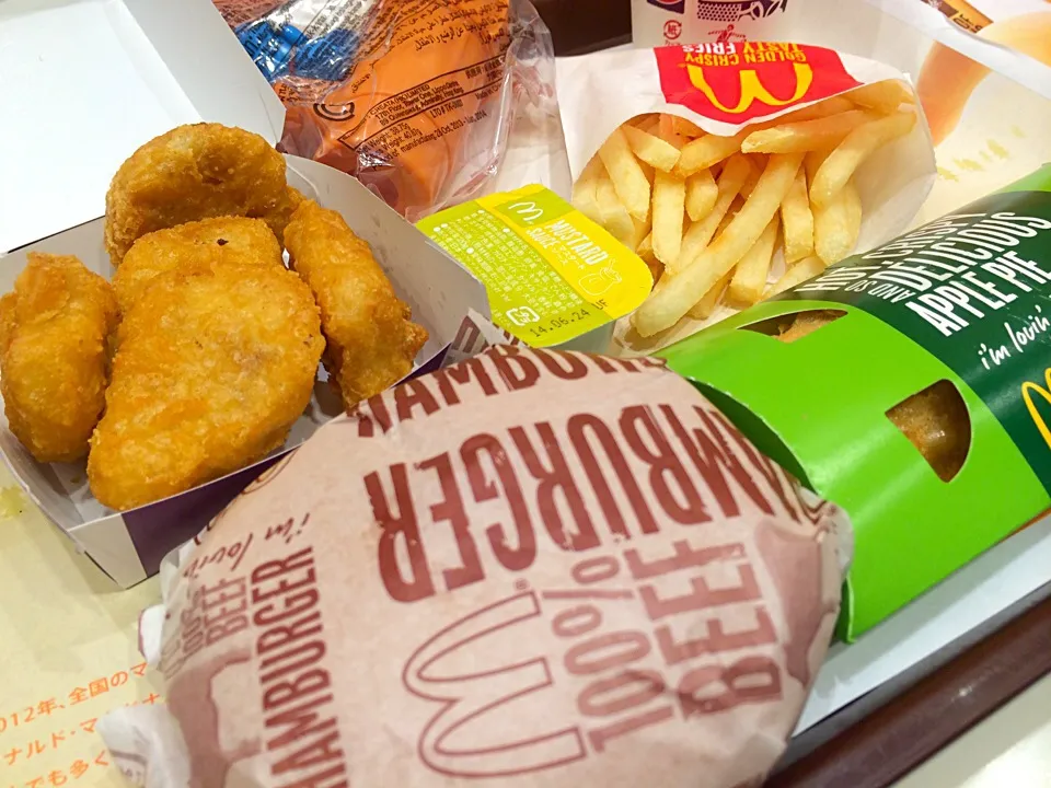 Snapdishの料理写真:ナゲットのハッピーセットにハンバーガーとホットアップルパイ。|liccaさん