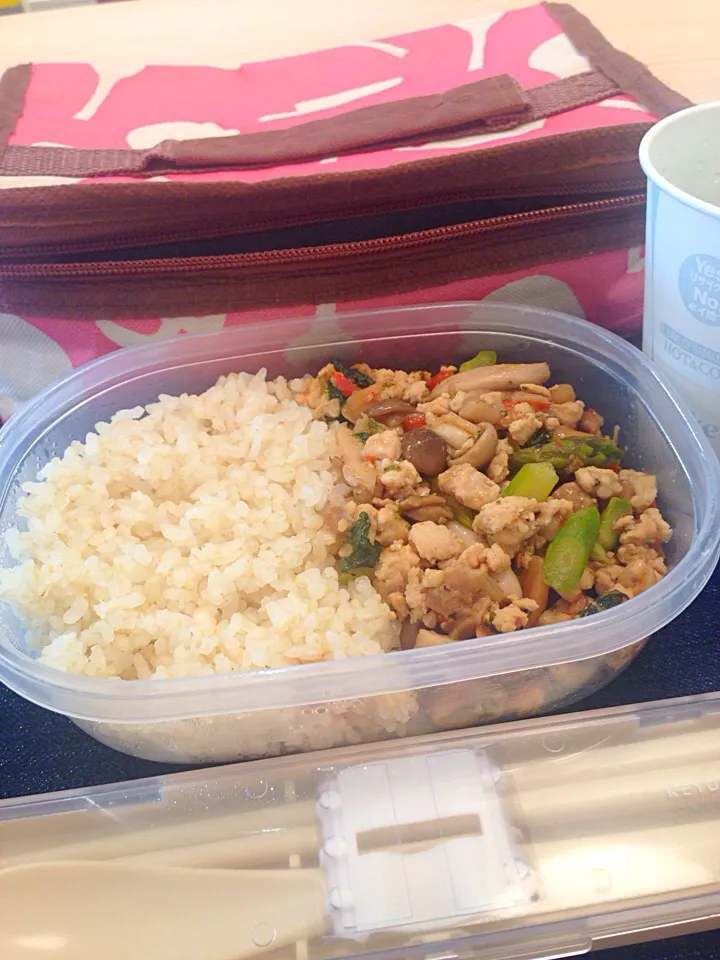 Thai Gapao on brown rice lunch|Kumigarさん