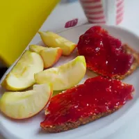 Snapdishの料理写真:selbstgebackenes lowcarb-brot mit fruchtiger marmelade von omi *-*|alexaさん