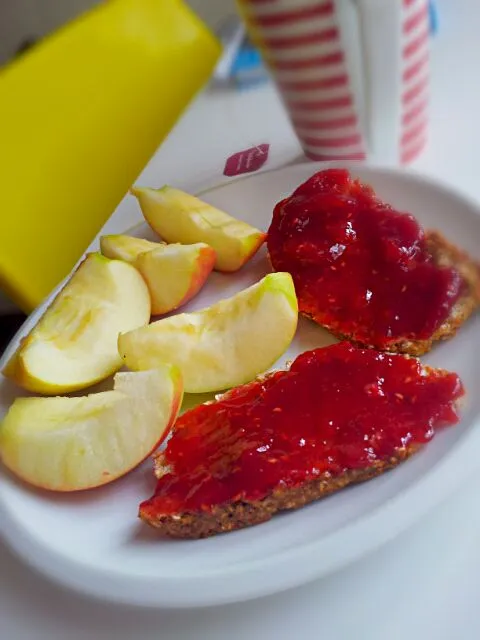 selbstgebackenes lowcarb-brot mit fruchtiger marmelade von omi *-*|alexaさん