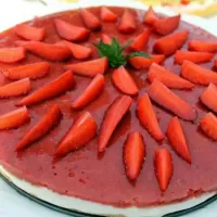 Snapdishの料理写真:Cheesecake fragole e gelatina ai frutti rossi|Ambra Campodonicoさん