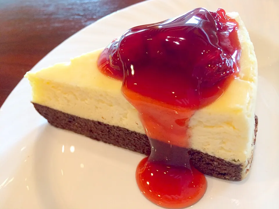 Cherry Brownie cheesecake|Issara. 🍴さん