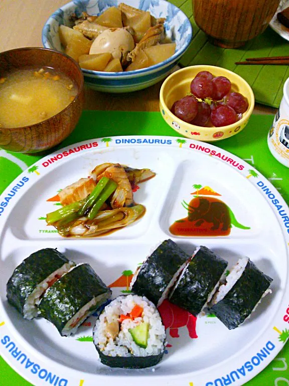 ☆海苔巻き(ｶﾆｶﾏ,胡瓜,椎茸煮,人参煮)＊鰤と葱の照り焼き＊大根と鶏、卵のさっぱり煮＊ﾅﾒｺ豆腐味噌汁＊葡萄…3月の食費が増税前でｽﾄｯｸ買って高かった(-_-;)|ｼｮｺﾗさん