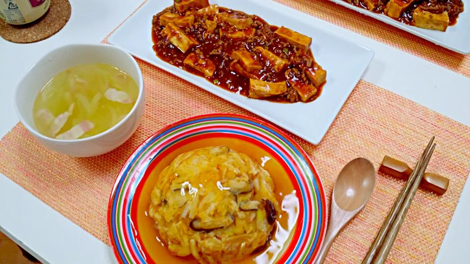 今日の夕食 麻婆豆腐、天津飯、セロリと玉ねぎの中華スープ|pinknari🐰🌈さん