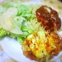 Dinner tonight: Chicken parmesan, spaghetti in tomato sauce and apple salad #inmyhappytummynow :)|Eunice Pacsiさん