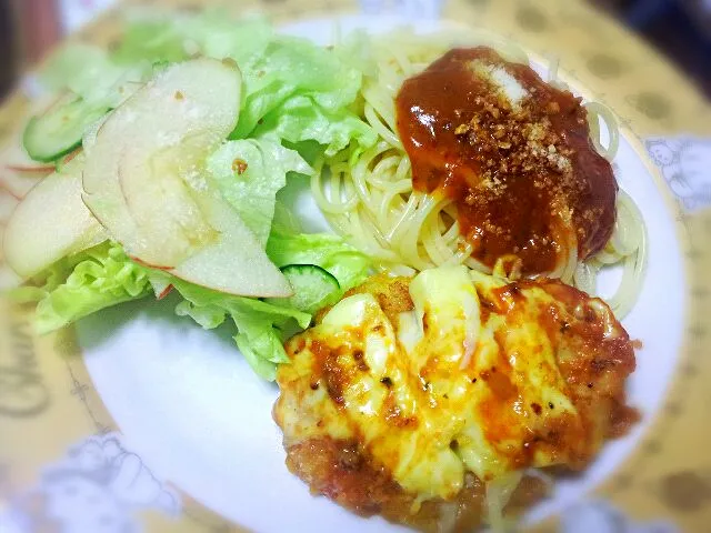 Dinner tonight: Chicken parmesan, spaghetti in tomato sauce and apple salad #inmyhappytummynow :)|Eunice Pacsiさん