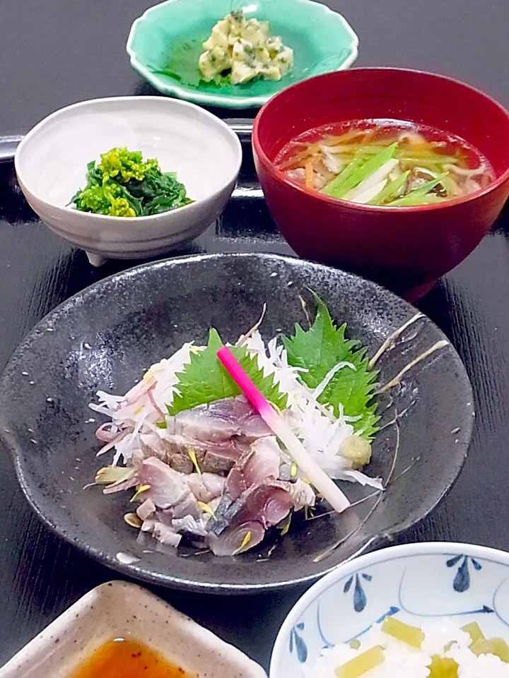 今晩は、しめ鯖、筍の木の芽和え、菜の花からし煮浸し、沢煮椀、ふきご飯  しめ鯖は先日の鯖寿司の鯖を更に締めたもの。  沢煮椀のさわは多いと言う意味。今日は、豚、人参、ごぼう、さやえんどう、筍、椎茸をさっと煮て、シャキシャキと頂きました。春の味がします。  木の芽和えには青寄せを入れてあります。 木の芽和えも、ほろ苦い菜|akazawa3さん