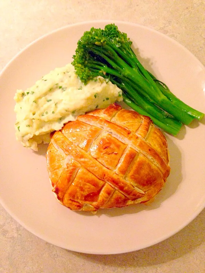 Snapdishの料理写真:Beef Wellington chive mash and broccolini|Chrisy Hillさん