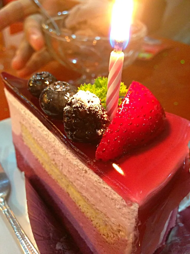 Snapdishの料理写真:Very berry moose cake|PhUnGさん