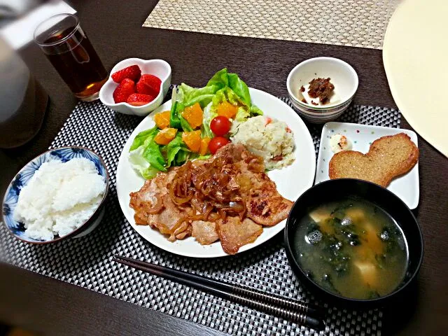 豚しょうが焼き
ポテトサラダ
サラダ菜とでこぽんのサラダ
冷奴 牛しぐれ乗せ
さつま揚げ
あおさと豆腐の味噌汁
イチゴ|rinkoさん