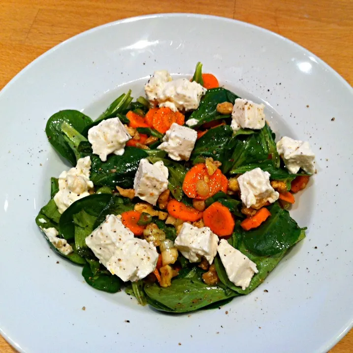 Salat (Feta-Cheese, Carrots, nuts)|wiwi mrgさん