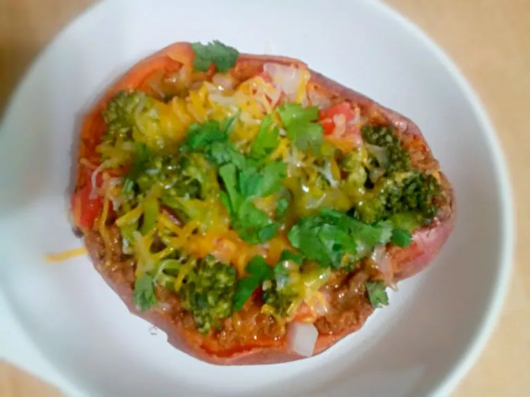 Stuffed Sweet Potatoe(butter, ground beef, broccoli, Onion, tomates, cheese, cilantro)|Yari Gonzálezさん