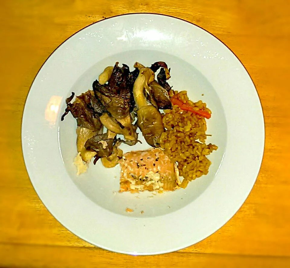 Snapdishの料理写真:Grilled Wild Salmon with Oyster Mushroom and brow rice. Dinner is served.|Dolly1900さん