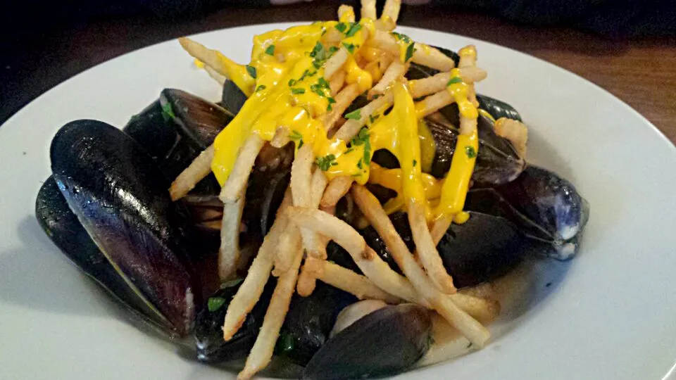 Garlic & white wine mussels with shoe strings cozying saffron aioli!|Malika Danielsさん