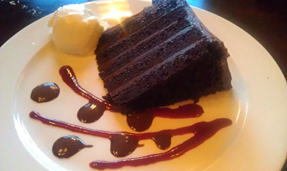 Light & amazing triple chocolate raspberry cake.|Malika Danielsさん