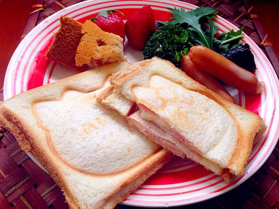 Snapdishの料理写真:Hot sandwich of Ham&cheese♨ﾊﾑ&ﾁｰｽﾞのﾎｯﾄｻﾝﾄﾞｳｨｯﾁ|🌈Ami🍻さん