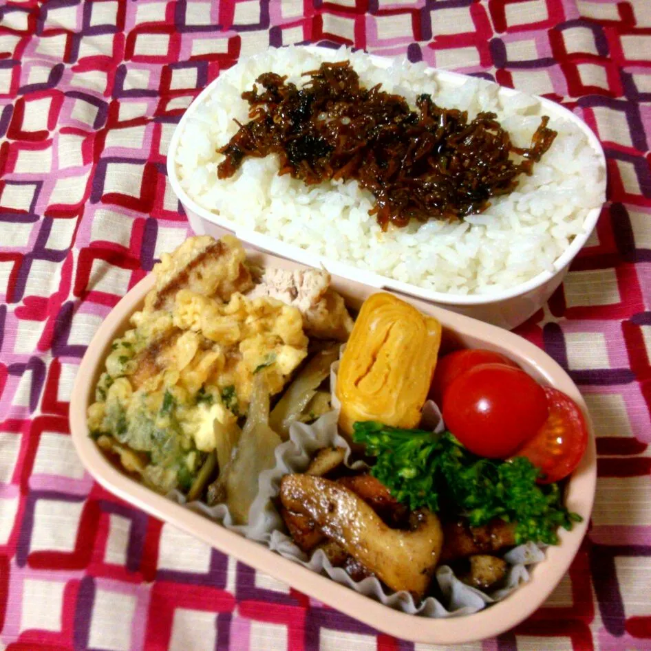 今日の弁当。天然さばのしそ巻き天、大黒しめじとベーコンのバター炒め、きんぴらゴボウ、玉子焼き、茹でスティックセニョール、ミニトマト。|misiitaさん