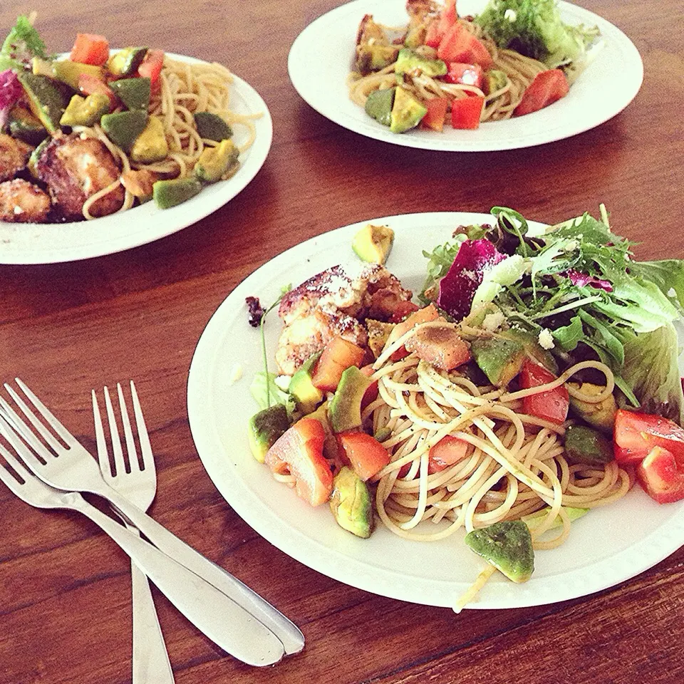 Basil Chicken breast, leftover Avocado n Tomato Spaghetti. 鶏胸肉でバジルチキン、昨日の残りのアボカドとトマトでスパゲティ。|Yuka Nakataさん