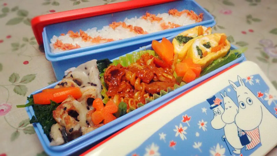 お弁当
さけフレークごはん(ストライプ)、ハヤシライスの残りとマカロニ&しめじのソテー、ほうれん草と人参の卵焼き、竹輪のかき揚げ風、茹で野菜|さっちんさん