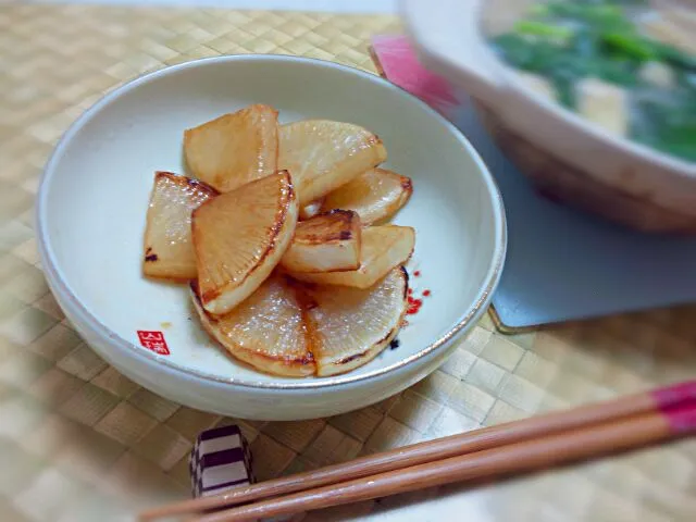 Snapdishの料理写真:焦がし醤油のお手軽だいこん|めいさん