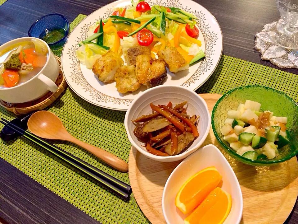 今夜は鱈のカレー竜田揚げ、ポトフバジルスープ、きんぴらごぼう、長芋と胡瓜の梅肉和え、清見みかんです。|かれんさん