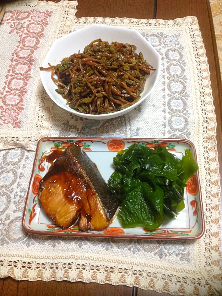 土筆の炒め煮、ブリの照り焼き、刺身ワカメ|スープさん