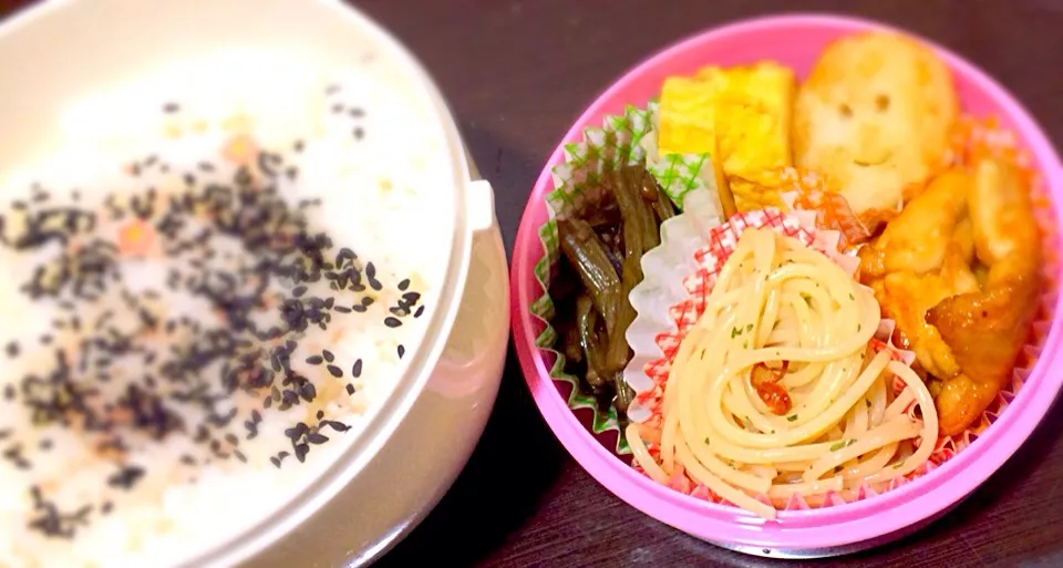 お弁当♥︎むね肉の照り焼き、厚焼き卵、きゃらぶき、ペペロンチーノ、スマイルポテト風|ちょこさん