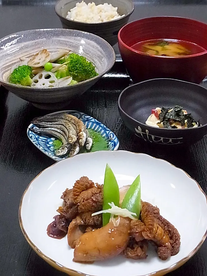 今晩は、鯖の子と白子の煮付け、大和芋梅肉和え、きびなごの一夜干し、春野菜の焼き浸し、じゃがいもの味噌汁、玄米ご飯  鯛の昆布締めを仕込んでありましたが、鯖の白子ときびなごと目が合って、予定変更で今晩のメインは煮付けに。  今日も美味しかった！|akazawa3さん